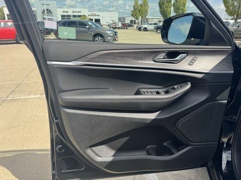 New 2025 Jeep Grand Cherokee Limited w/ Luxury Tech Group II image 8