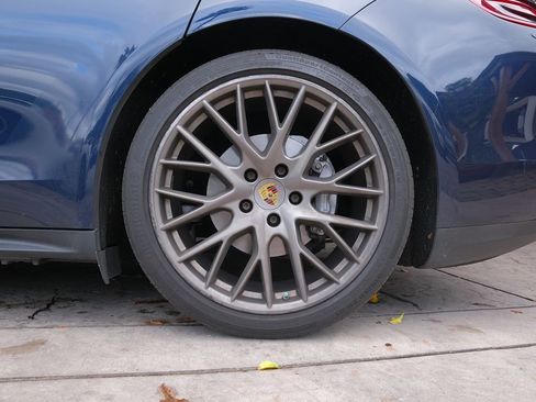 Used 2018 Porsche Panamera image 38