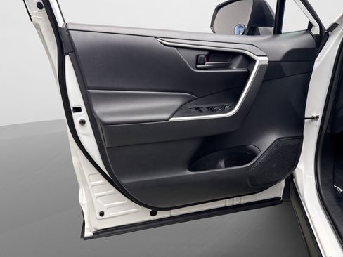 Used 2020 Toyota RAV4 LE w/ Carpet Mat Package AWD/4WD image 9