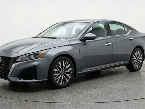 Used 2025 Nissan Altima 2.5 SV FWD image 3