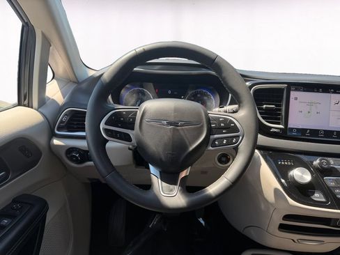 Used 2023 Chrysler Pacifica Touring-L FWD image 12