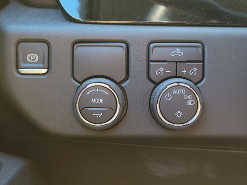 Used 2025 Chevrolet Silverado 1500 LT image 30