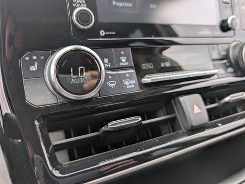 Used 2021 Toyota Highlander XLE image 29