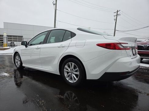 Used 2025 Toyota Camry LE image 5