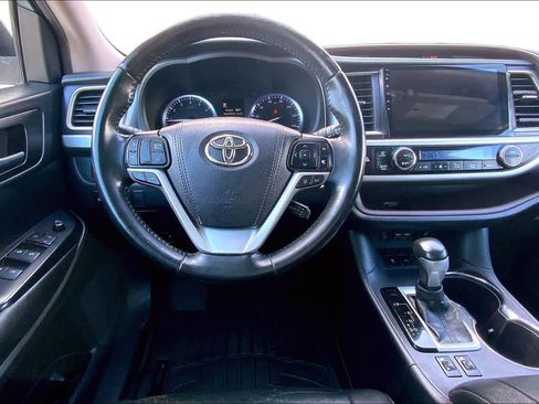Used 2019 Toyota Highlander XLE AWD/4WD image 14