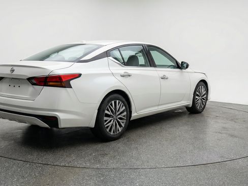 Used 2025 Nissan Altima 2.5 SV FWD image 9