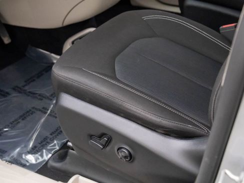 Used 2023 Chrysler Voyager LX image 13