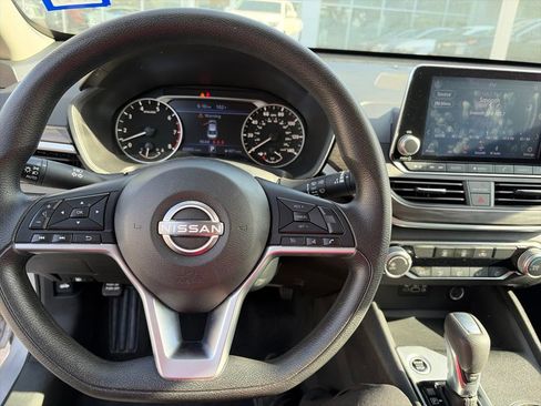 Used 2025 Nissan Altima 2.5 SV FWD image 19