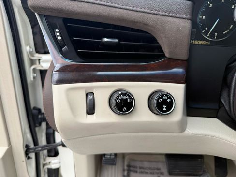 Used 2015 Cadillac Escalade Luxury AWD/4WD image 28