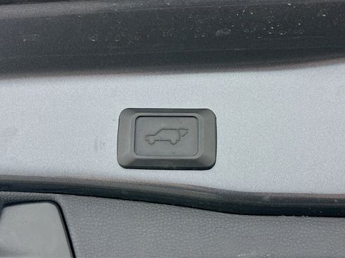 Used 2022 Toyota RAV4 XLE image 32