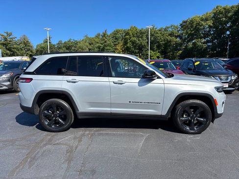 Used 2024 Jeep Grand Cherokee Altitude AWD/4WD image 8