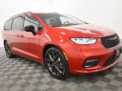 Used 2025 Chrysler Pacifica Limited image 10