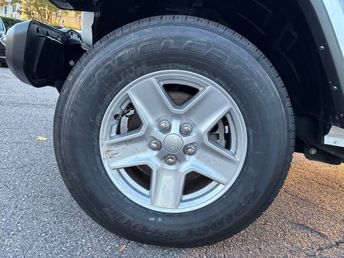 Used 2023 Jeep Gladiator Sport image 27