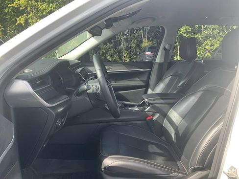 Used 2022 Jeep Grand Cherokee L Limited w/ Black Appearance Package RWD image 16