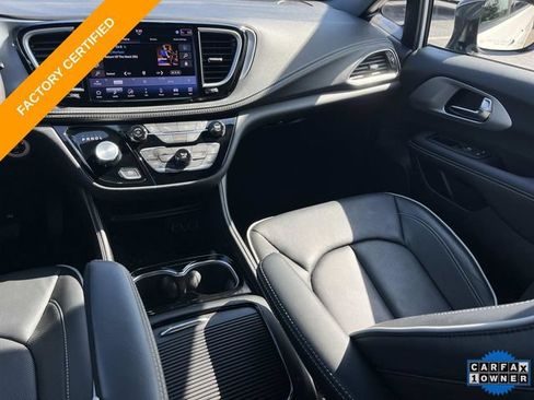 Certified 2025 Chrysler Pacifica Limited FWD image 17