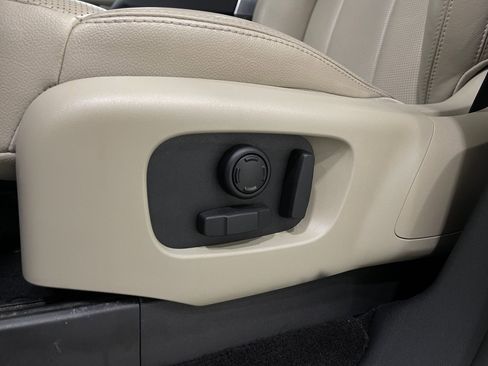 Used 2018 Land Rover Discovery HSE image 17