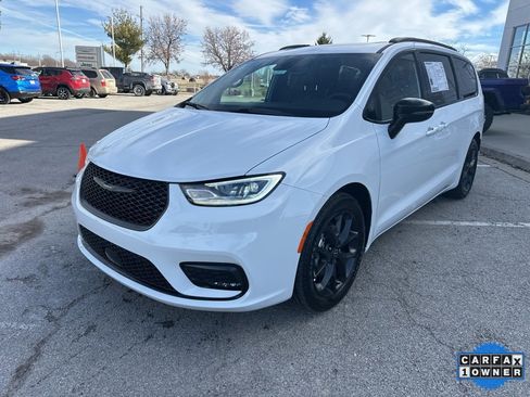 Used 2025 Chrysler Pacifica Limited image 12