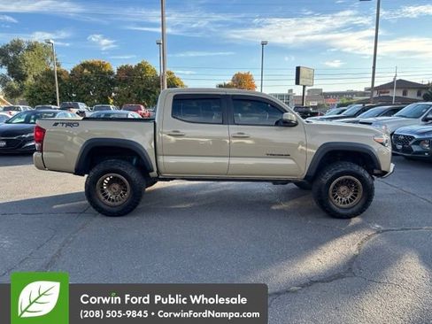 Used 2017 Toyota Tacoma TRD Off-Road w/ Premium & Technology Package AWD/4WD image 4
