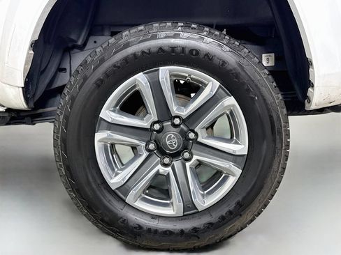Used 2017 Toyota Tacoma Limited w/ Tow Package AWD/4WD image 32
