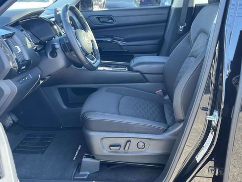 Used 2024 Nissan Pathfinder SV w/ SV Premium Package image 13