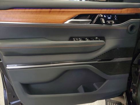 Used 2022 Jeep Grand Wagoneer Series III image 13