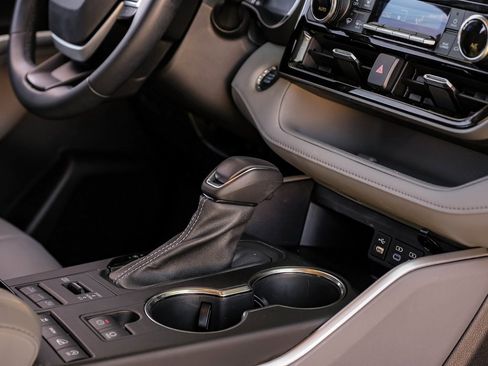 Used 2022 Toyota Highlander XLE image 33