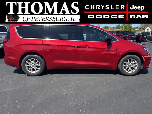 Used 2025 Chrysler Pacifica Select FWD image 8