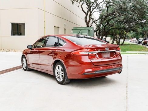 Used 2018 Ford Fusion SE w/ Fusion SE Technology Package image 4
