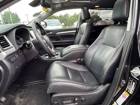 Used 2019 Toyota Highlander XLE AWD/4WD image 10