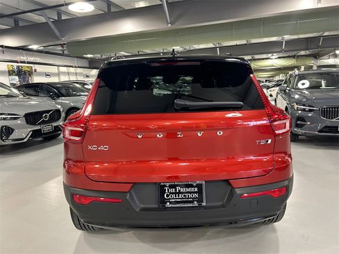 Used 2022 Volvo XC40 T5 R-Design w/ Advanced Package image 3