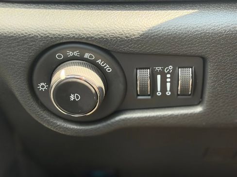 Certified 2025 Chrysler Pacifica Limited FWD image 35