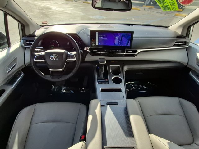 Used 2025 Toyota Sienna XLE FWD image 15