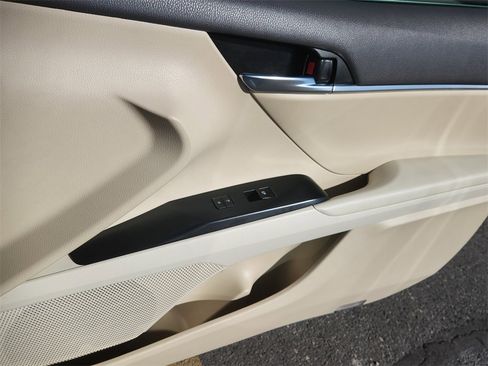 Used 2018 Toyota Camry LE image 14