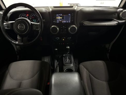 Used 2018 Jeep Wrangler Unlimited Sahara AWD/4WD image 10