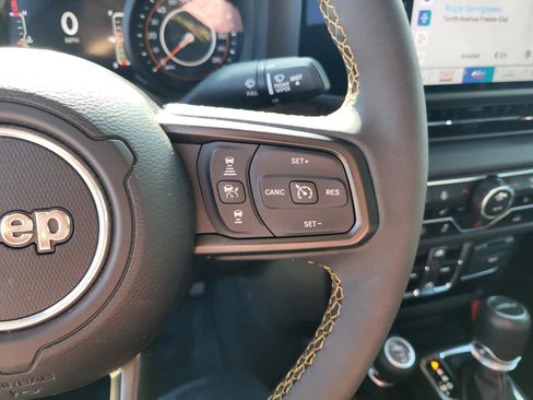 Used 2024 Jeep Gladiator Sport image 19