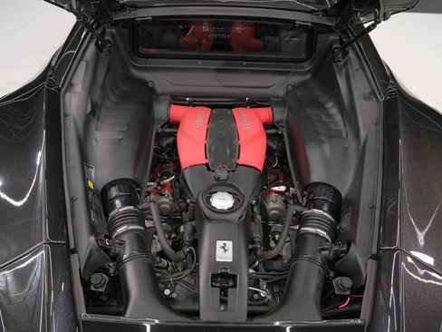 Used 2022 Ferrari F8 Tributo RWD image 32