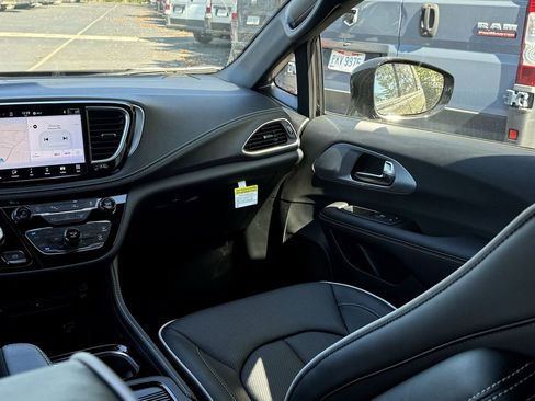 New 2026 Chrysler Pacifica Limited w/ Uconnect Theater Family Group image 32