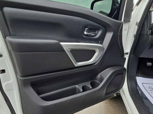 Used 2018 Nissan Titan SV image 15
