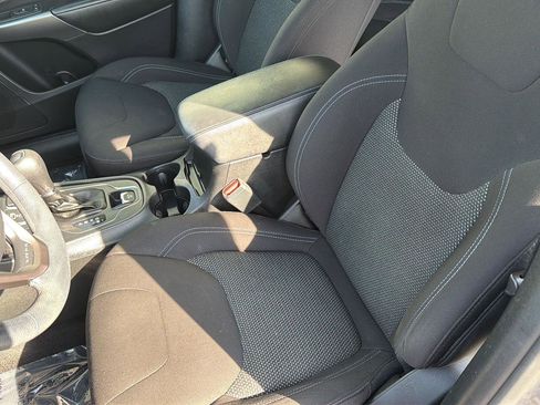 Used 2020 Jeep Cherokee Latitude FWD image 28