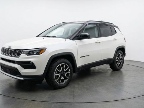 Used 2025 Jeep Compass Trailhawk image 3