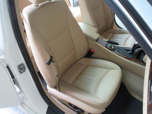 Used 2011 BMW 328i Wagon RWD image 24