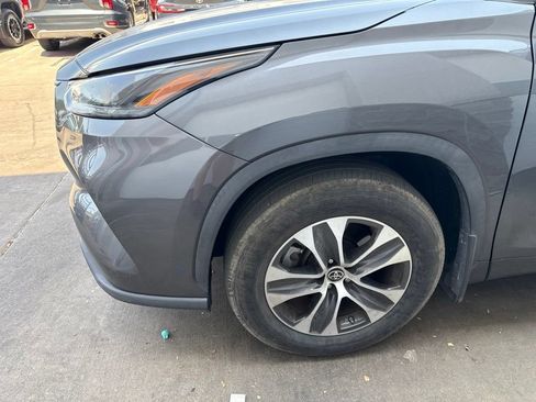 Used 2023 Toyota Highlander XLE FWD image 2