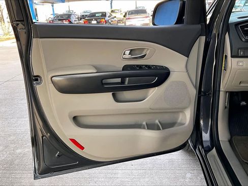 Used 2017 Kia Sedona LX image 21