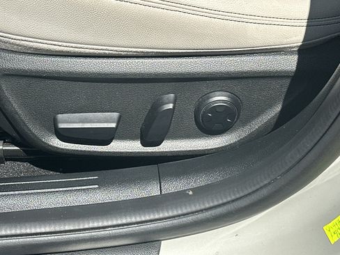 Used 2025 Genesis G70 2.5T RWD image 28