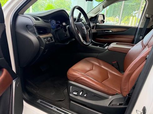 Used 2020 Cadillac Escalade Premium Luxury RWD image 6