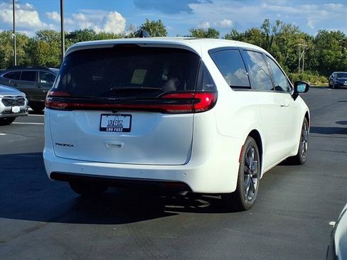 New 2026 Chrysler Pacifica Select image 18