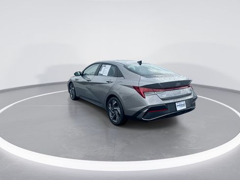 Used 2025 Hyundai Elantra Limited FWD image 7