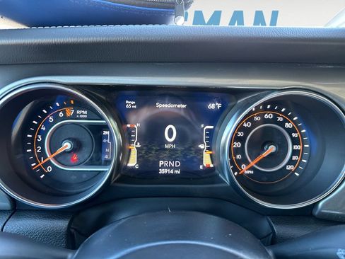 Used 2022 Jeep Wrangler Unlimited Sahara w/ Cold Weather Group AWD/4WD image 17