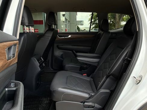 Used 2024 Volkswagen Atlas SE FWD image 12