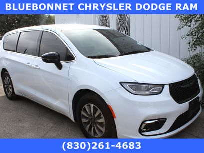 Used 2024 Chrysler Pacifica Select